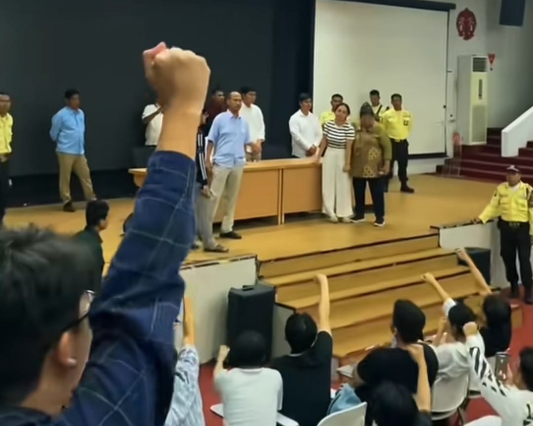 Tangkapan layar dari video forum persidangan terbuka untuk menuntut pertanggungjawaban 16 mahasiswa Fakultas Hukum Universitas Indonesia (FH UI) yang digelar Selasa (14/4/2026) dini hari. (Tangkapan layar Tiktok @bibinbubless).