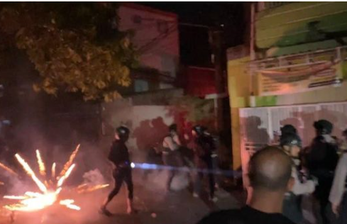 Bentrok warga dan polisi di Makassar, Minggu (27/9) malam. Polisi diserang warga pakai kembang api, dibalas pakai gas air mata.